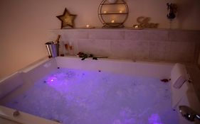Le Mas aux Amoureux , Suite Romantique et Spa